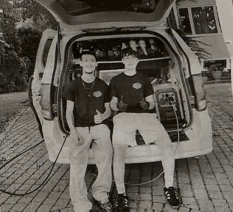 Derek et Dylan Lalonde-Moss devant leur van de détailage
